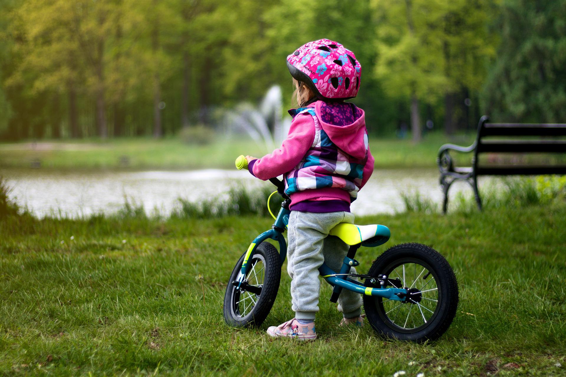Dziecko jeżdzi na roweru w parku